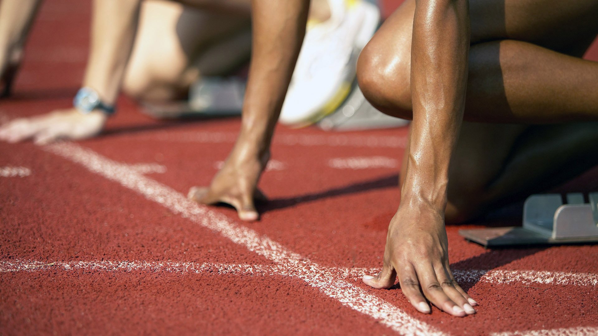 赛道上的毫厘之争，哈斯险胜索伯，汉密尔顿状态火热预示赛季新格局